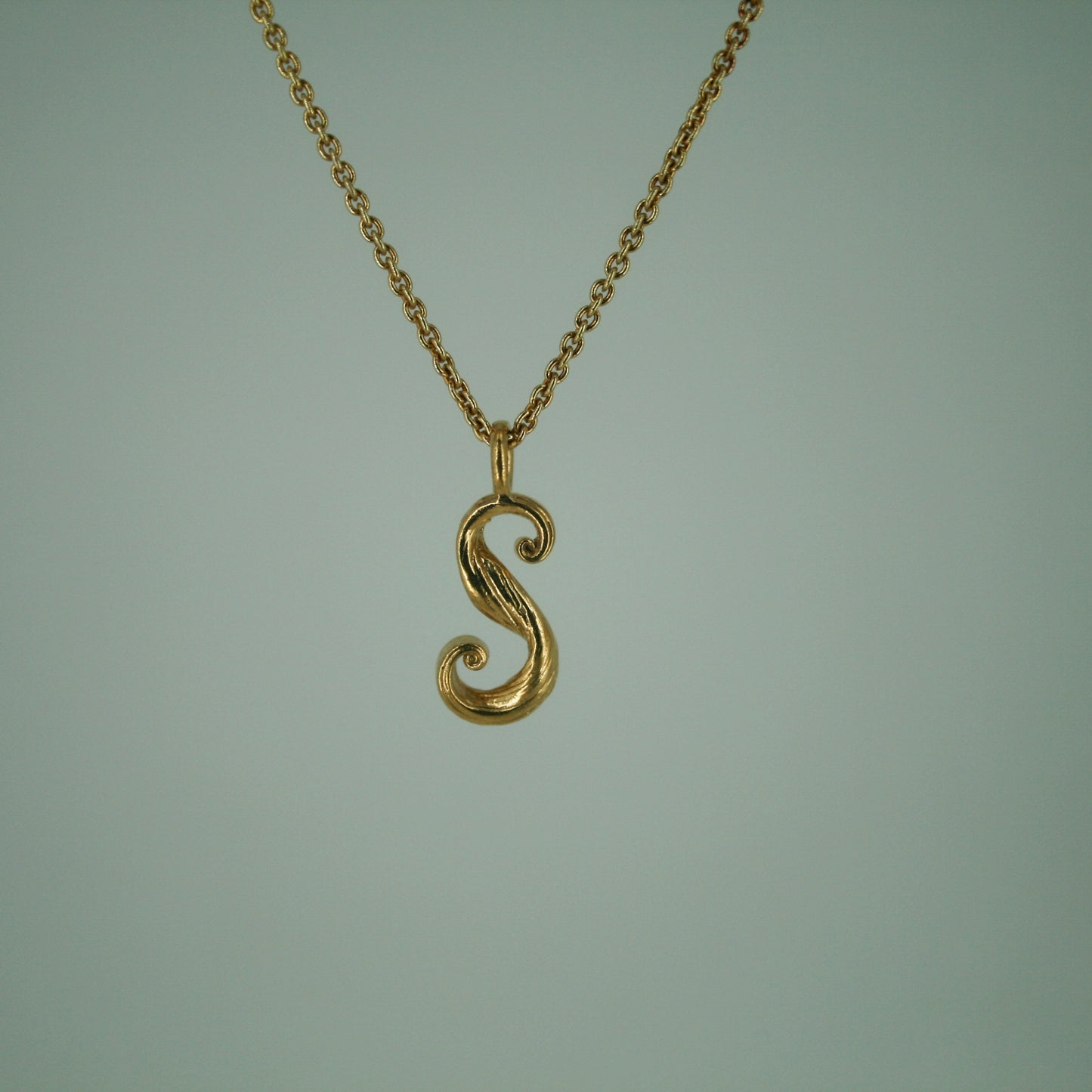 Love Letter - Bogstavsvedhæng i Forgyldt Sterling Sølv