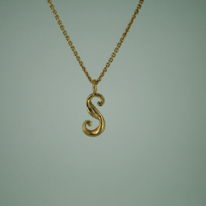 Love Letter - Bogstavsvedhæng i Forgyldt Sterling Sølv