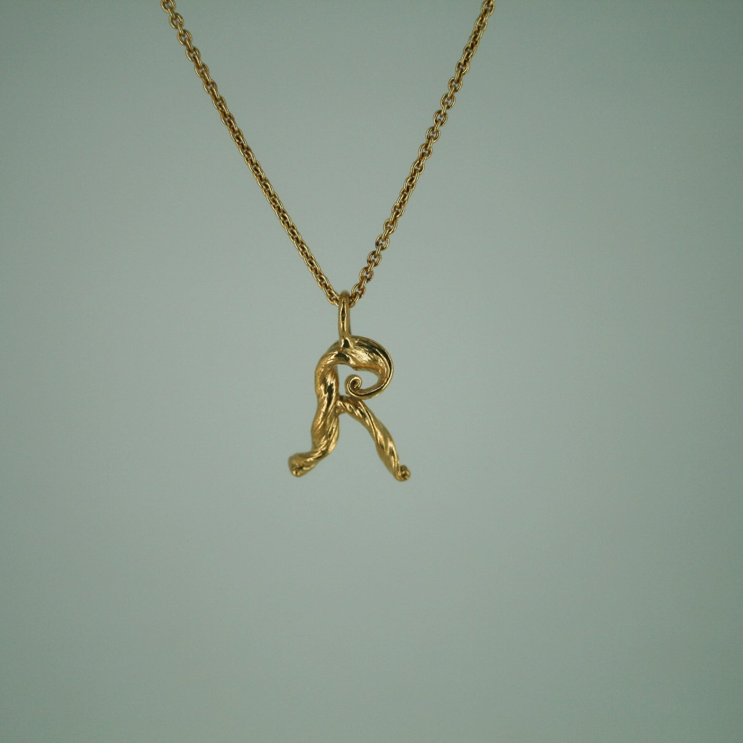 Love Letter - Bogstavsvedhæng i Forgyldt Sterling Sølv