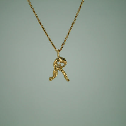 Love Letter - Bogstavsvedhæng i Forgyldt Sterling Sølv