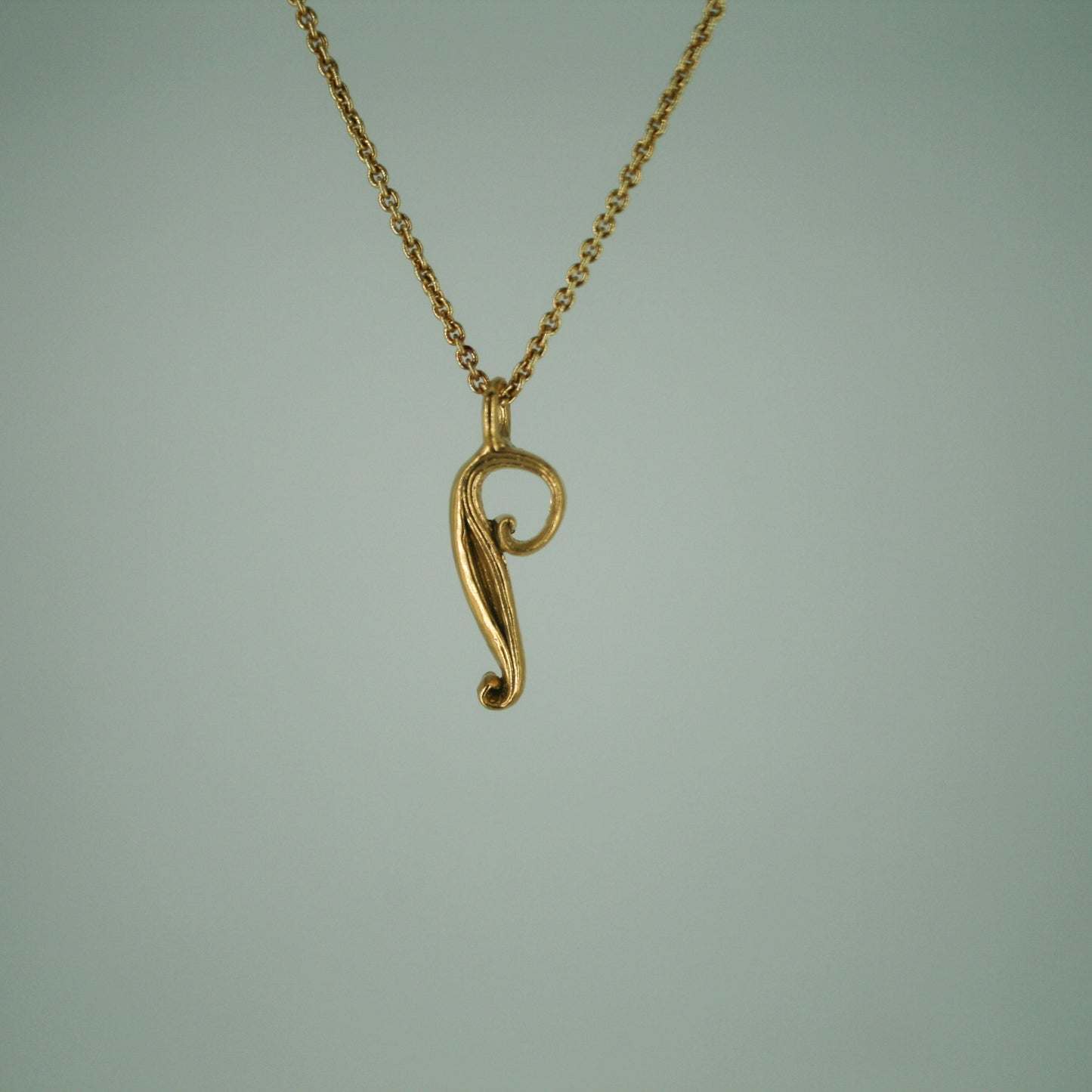 Love Letter - Bogstavsvedhæng i Forgyldt Sterling Sølv