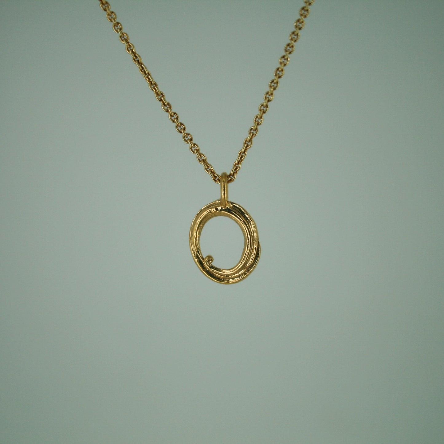 Love Letter - Bogstavsvedhæng i Forgyldt Sterling Sølv