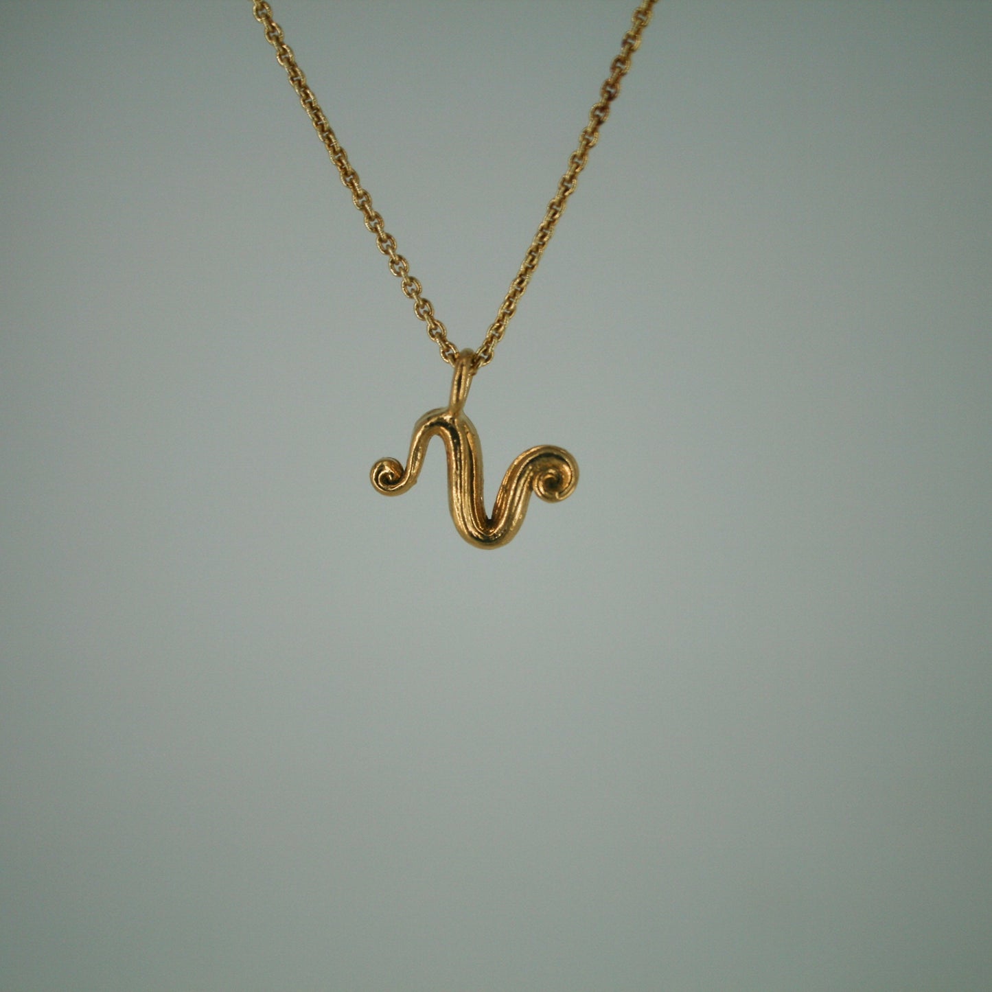 Love Letter - Bogstavsvedhæng i Forgyldt Sterling Sølv