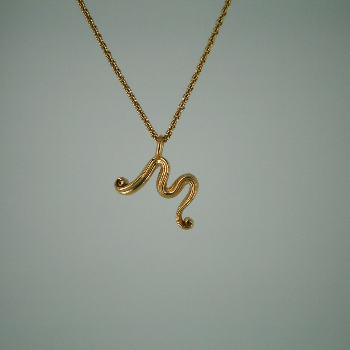 Love Letter - Bogstavsvedhæng i Forgyldt Sterling Sølv