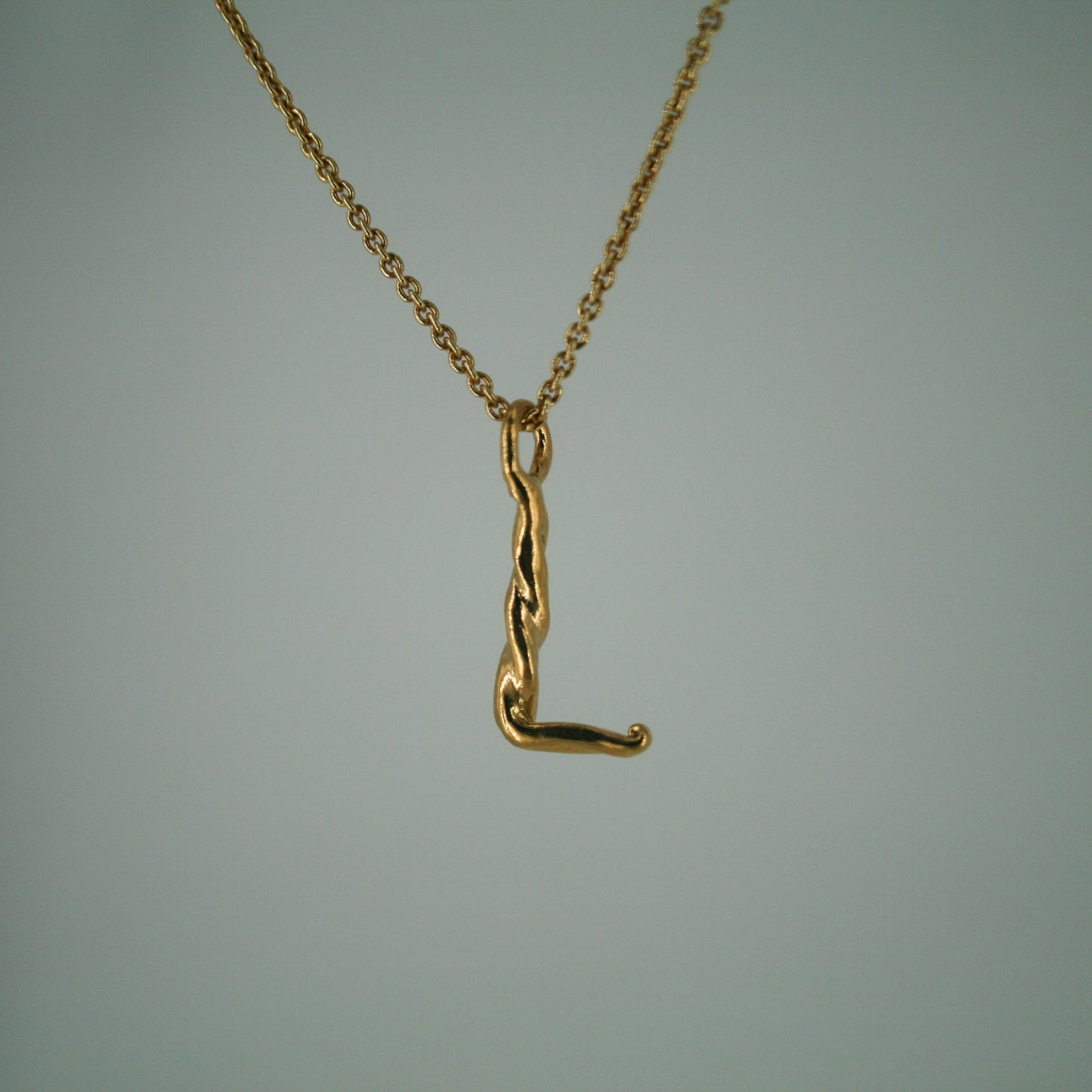 Love Letter - Bogstavsvedhæng i Forgyldt Sterling Sølv