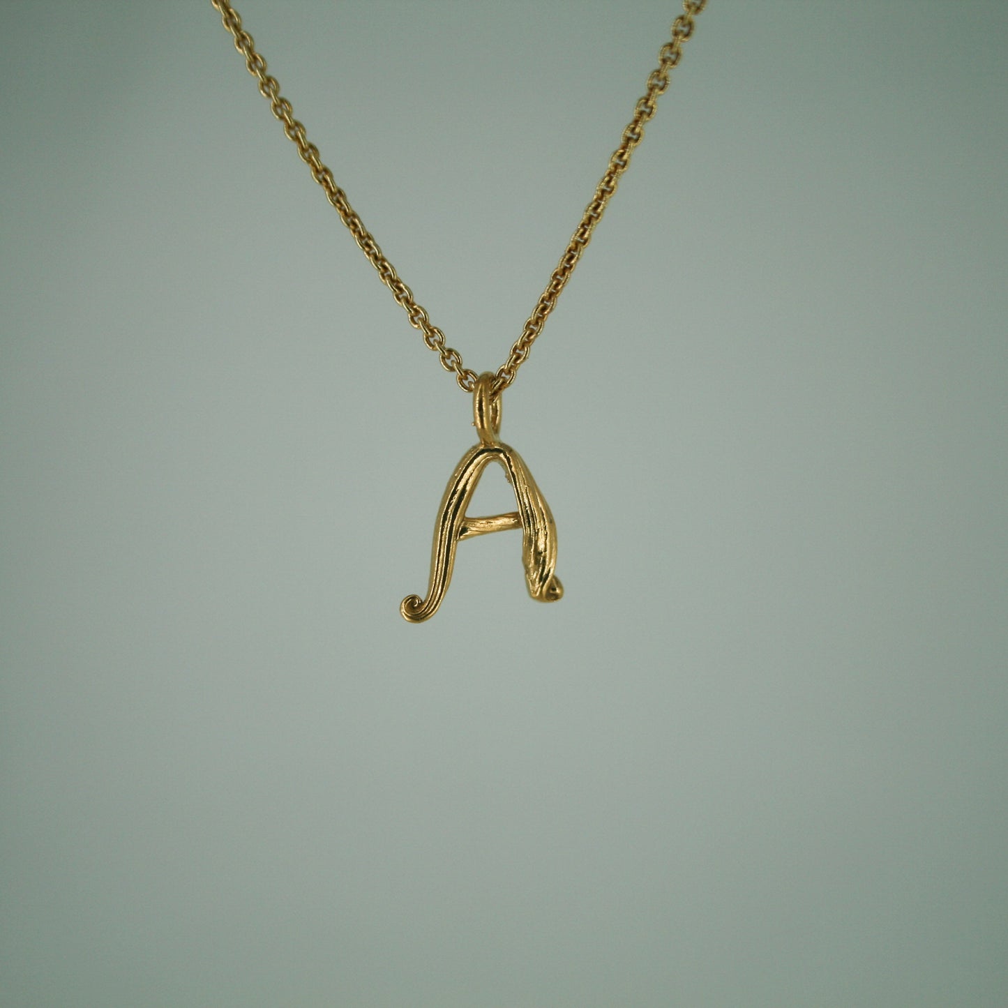 Love Letter - Bogstavsvedhæng i Forgyldt Sterling Sølv