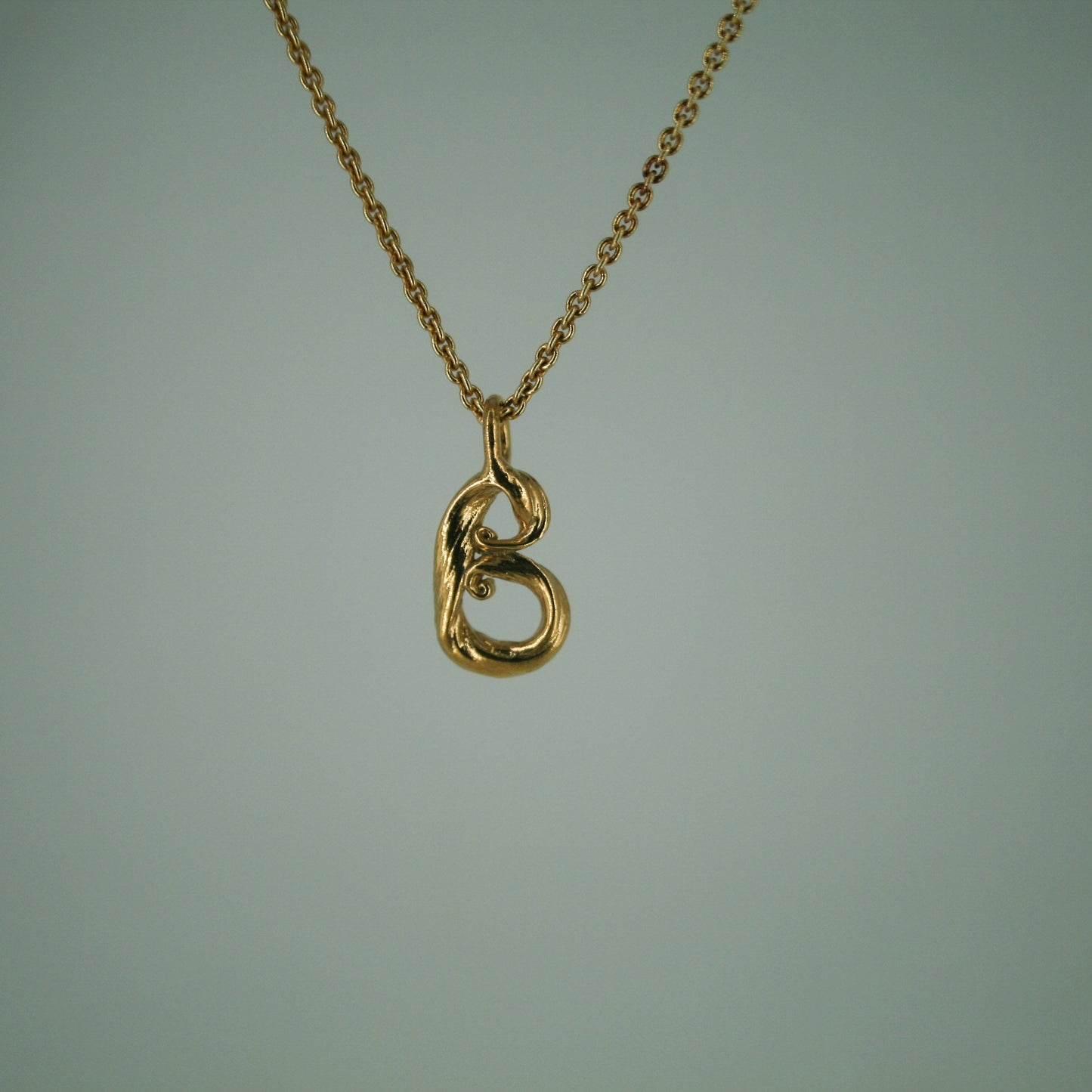 Love Letter - Bogstavsvedhæng i Forgyldt Sterling Sølv