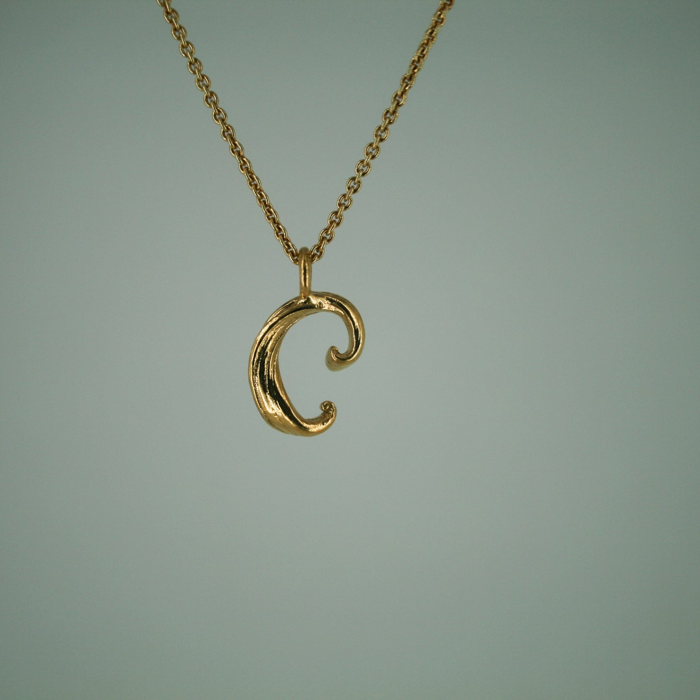 Love Letter - Bogstavsvedhæng i Forgyldt Sterling Sølv