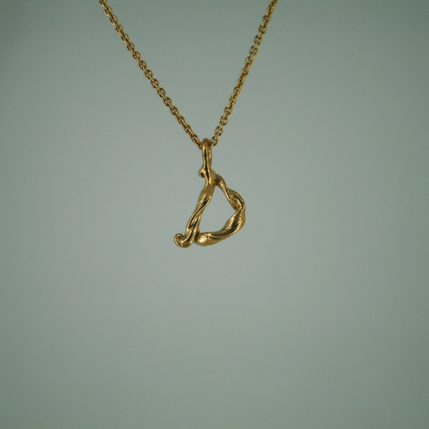 Love Letter - Bogstavsvedhæng i Forgyldt Sterling Sølv