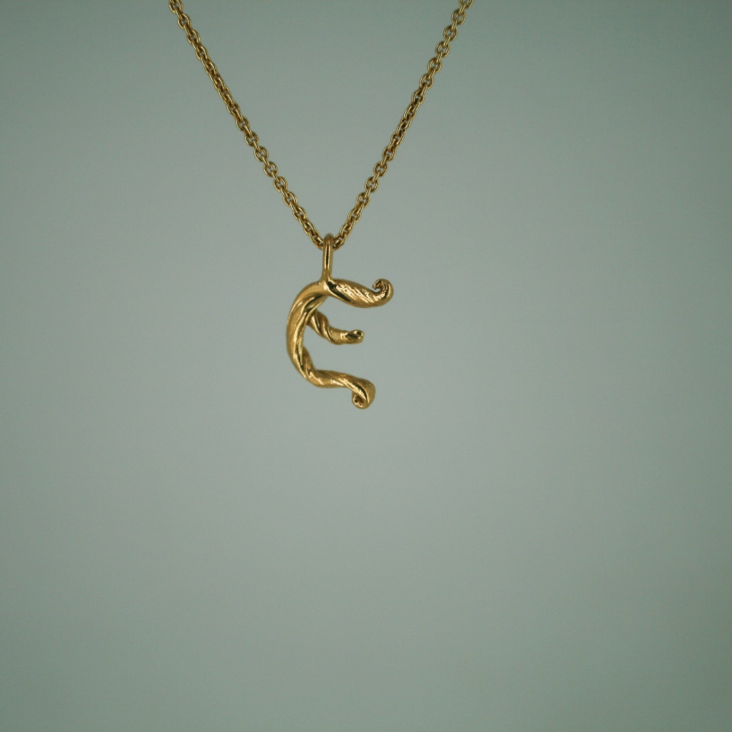 Love Letter - Bogstavsvedhæng i Forgyldt Sterling Sølv