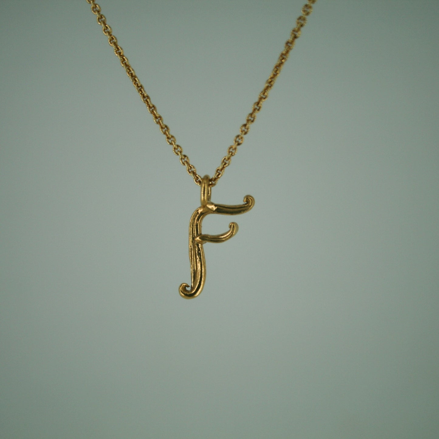 Love Letter - Bogstavsvedhæng i Forgyldt Sterling Sølv