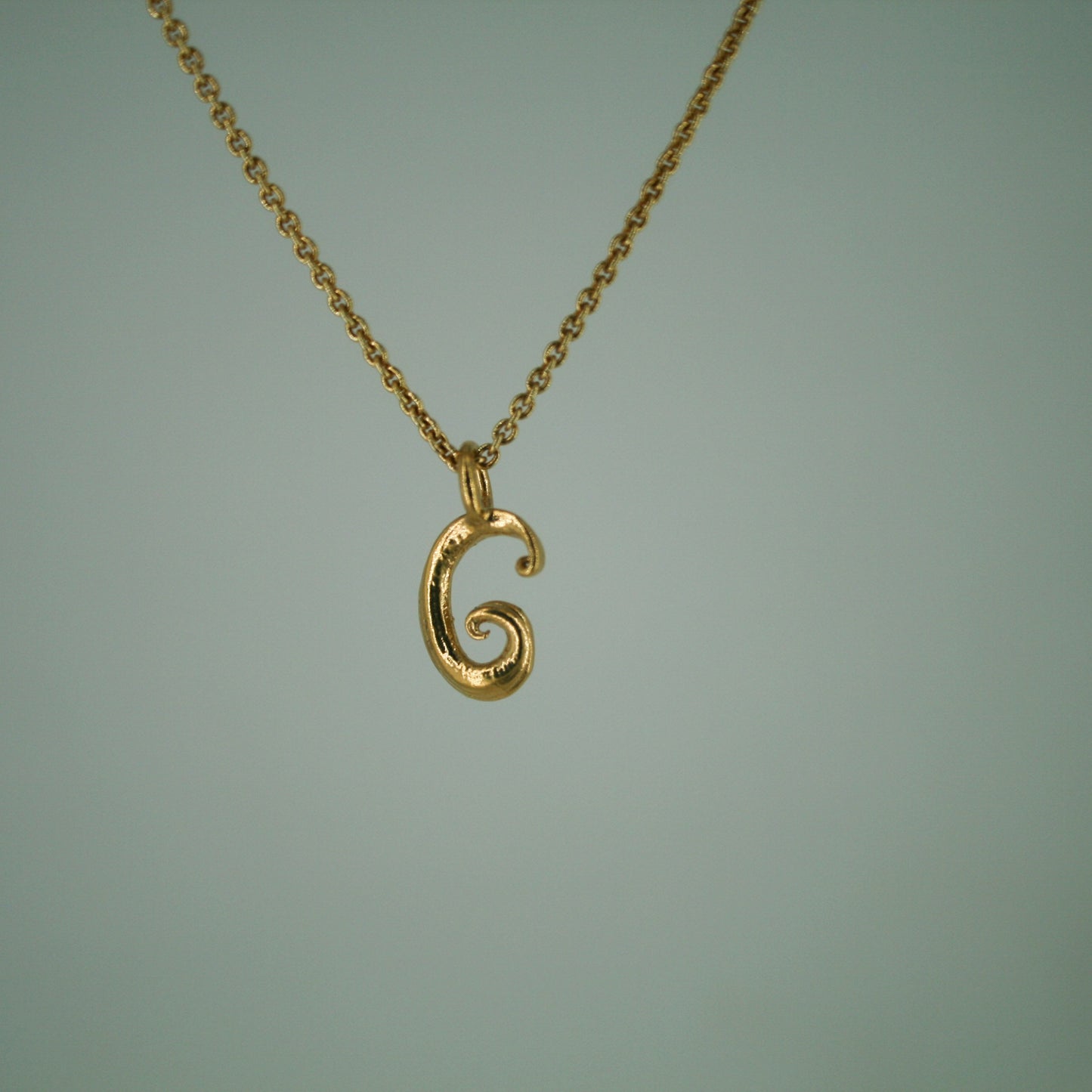 Love Letter - Bogstavsvedhæng i Forgyldt Sterling Sølv