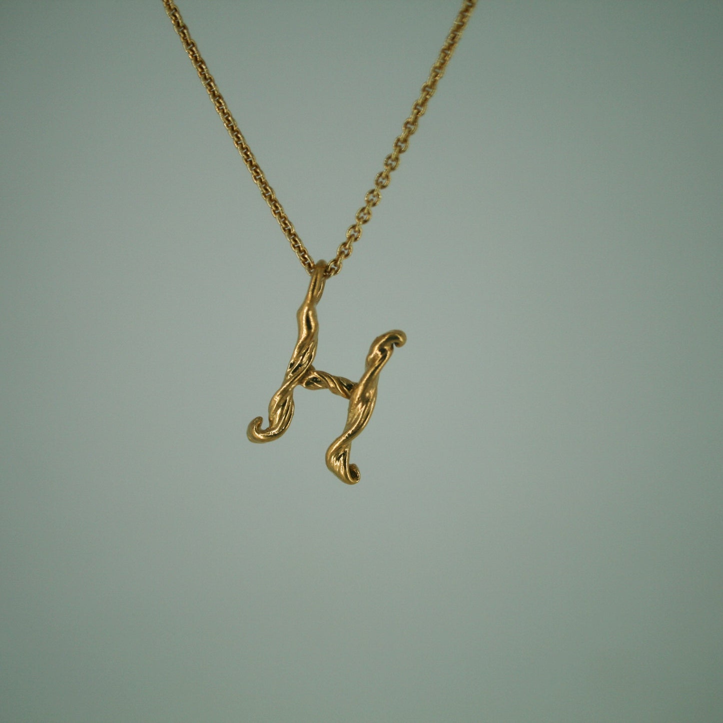 Love Letter - Bogstavsvedhæng i Forgyldt Sterling Sølv