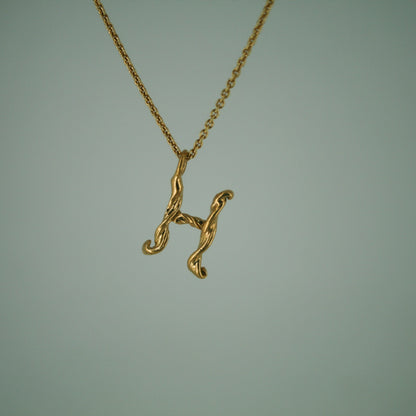 Love Letter - Bogstavsvedhæng i Forgyldt Sterling Sølv