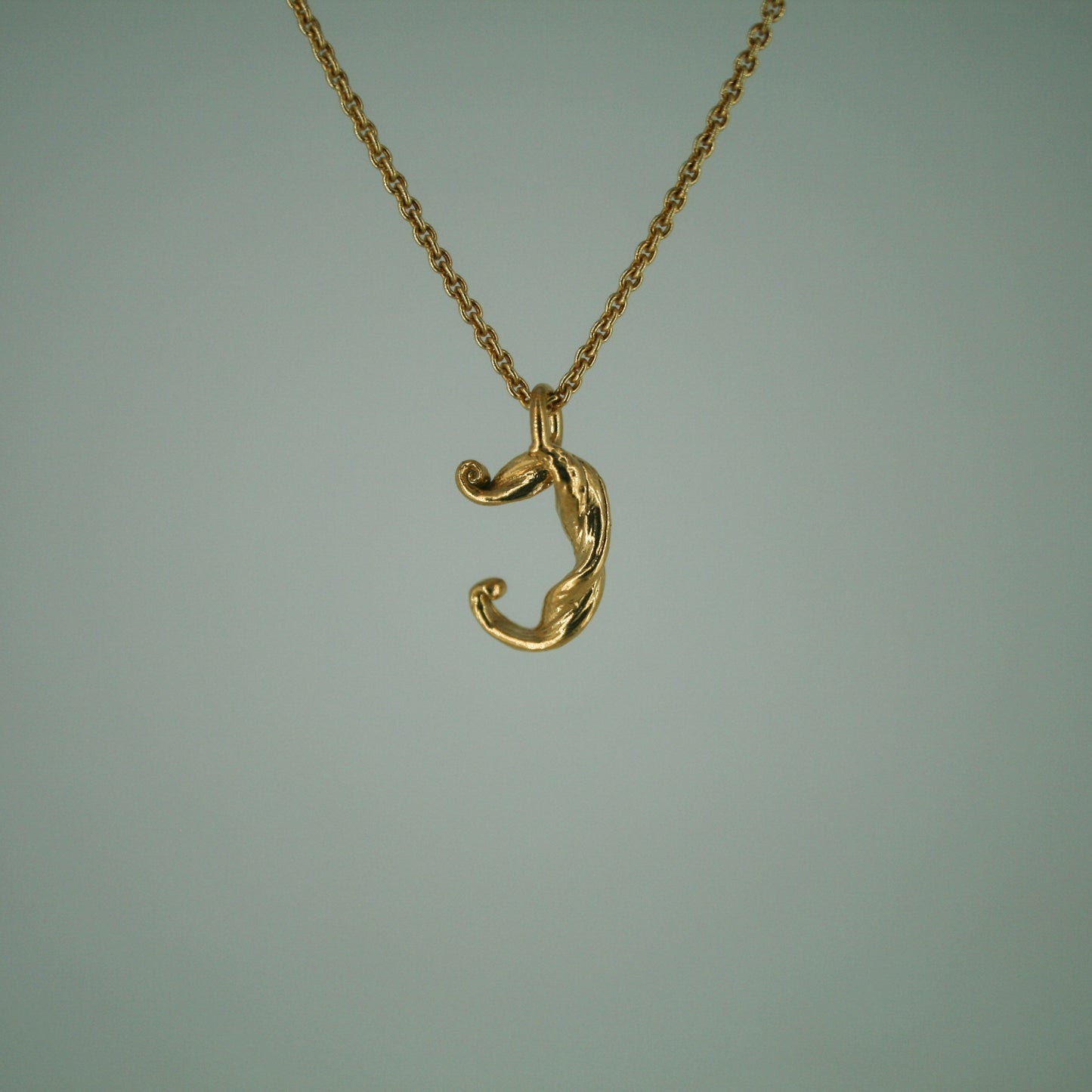 Love Letter - Bogstavsvedhæng i Forgyldt Sterling Sølv