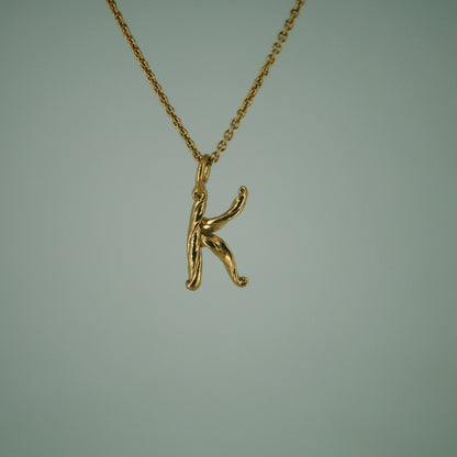 Love Letter - Bogstavsvedhæng i Forgyldt Sterling Sølv