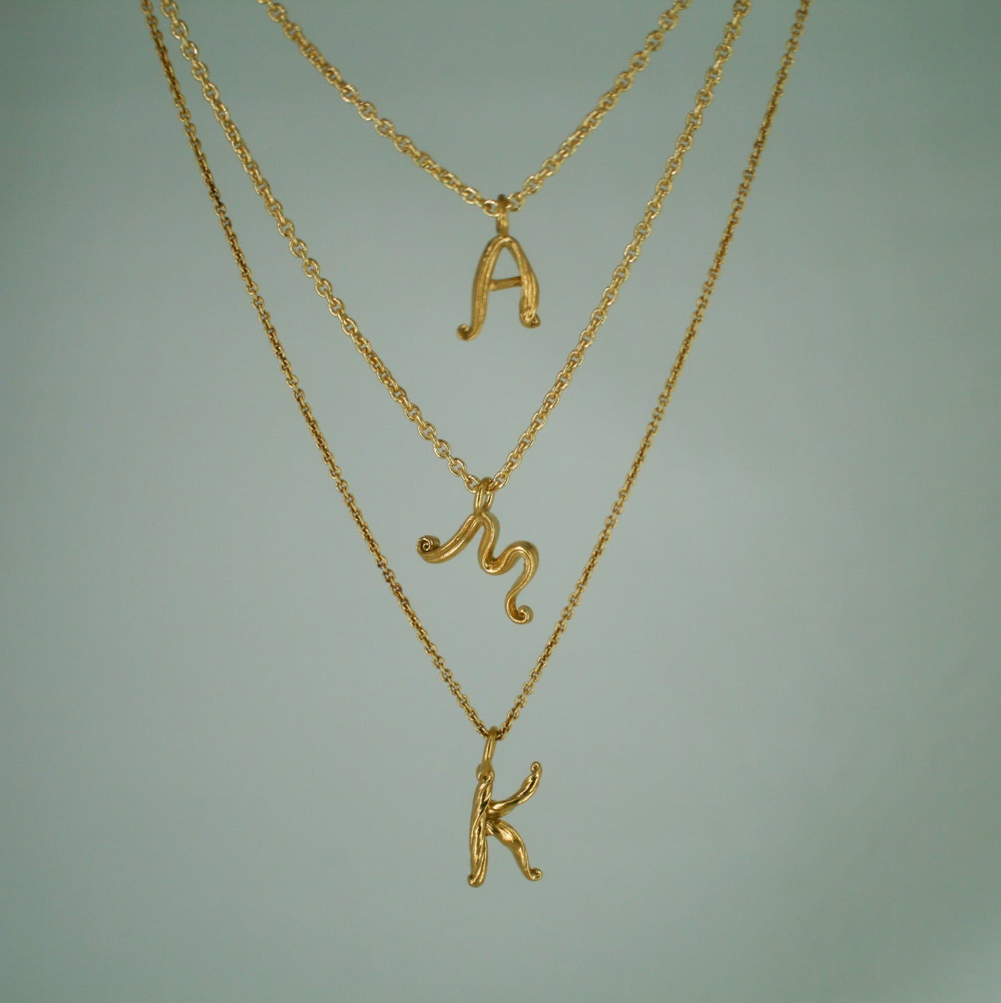 Love Letter - Bogstavsvedhæng i Forgyldt Sterling Sølv