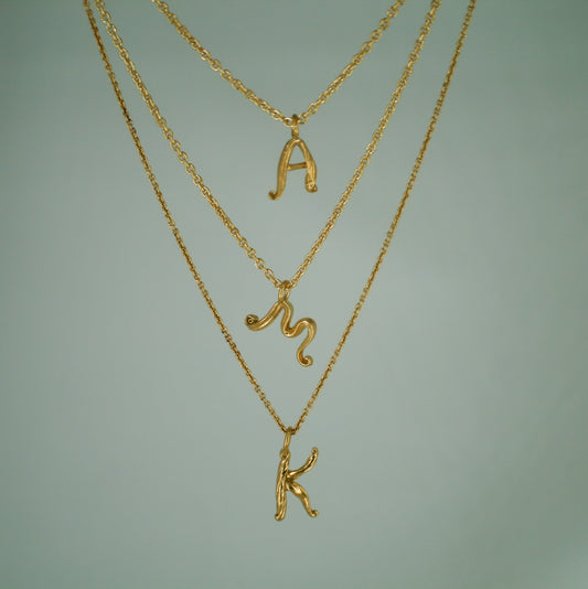 Love Letter - Bogstavsvedhæng i Forgyldt Sterling Sølv