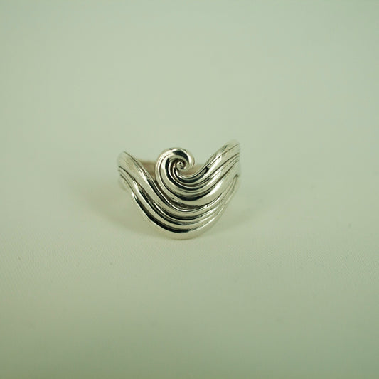 Queen Wave Ring (Size 53)
