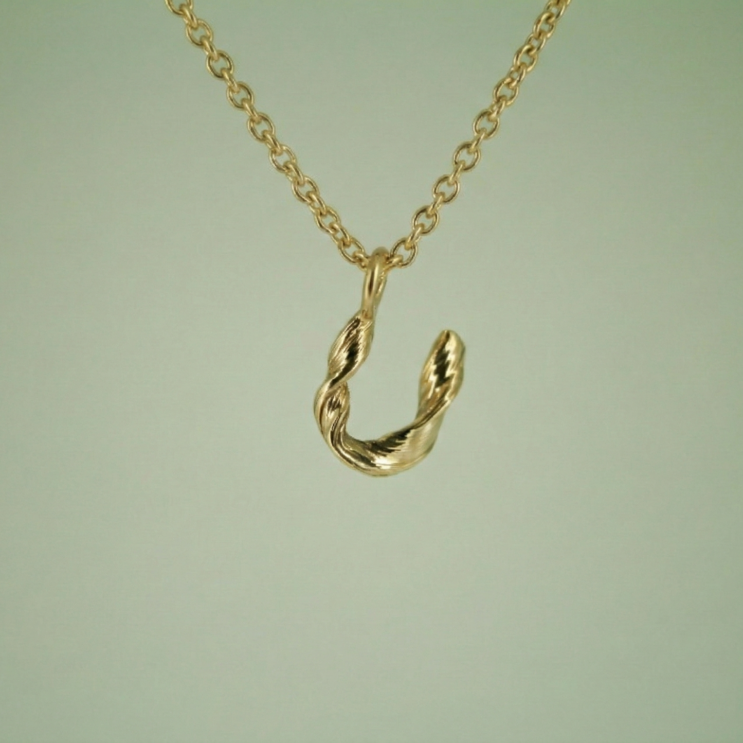 Love Letter - Bogstavsvedhæng i Forgyldt Sterling Sølv