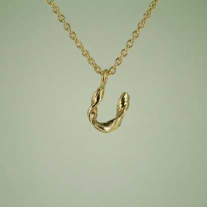 Love Letter - Bogstavsvedhæng i Forgyldt Sterling Sølv